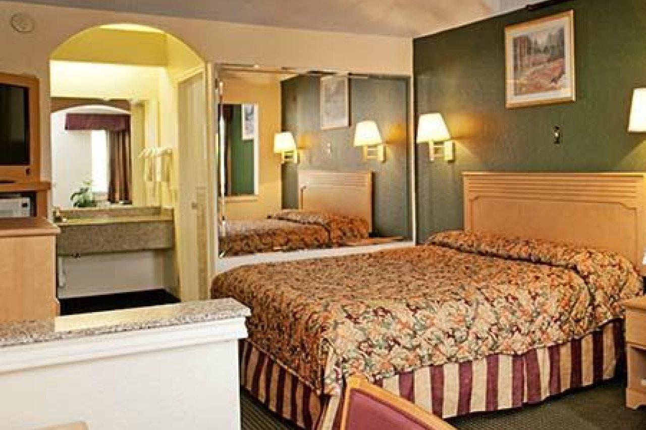 Crystal Inn 249 North Louetta Екстер'єр фото
